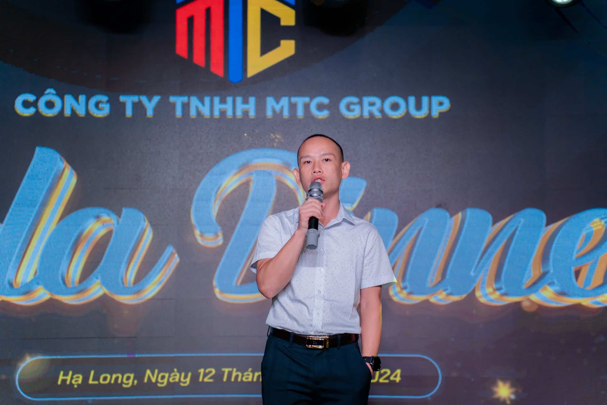 Ông Phùng Đức Trọng – CEO & FOUNDER MTC GROUP phát biểu tại đêm Gala Dinner Hạ Long